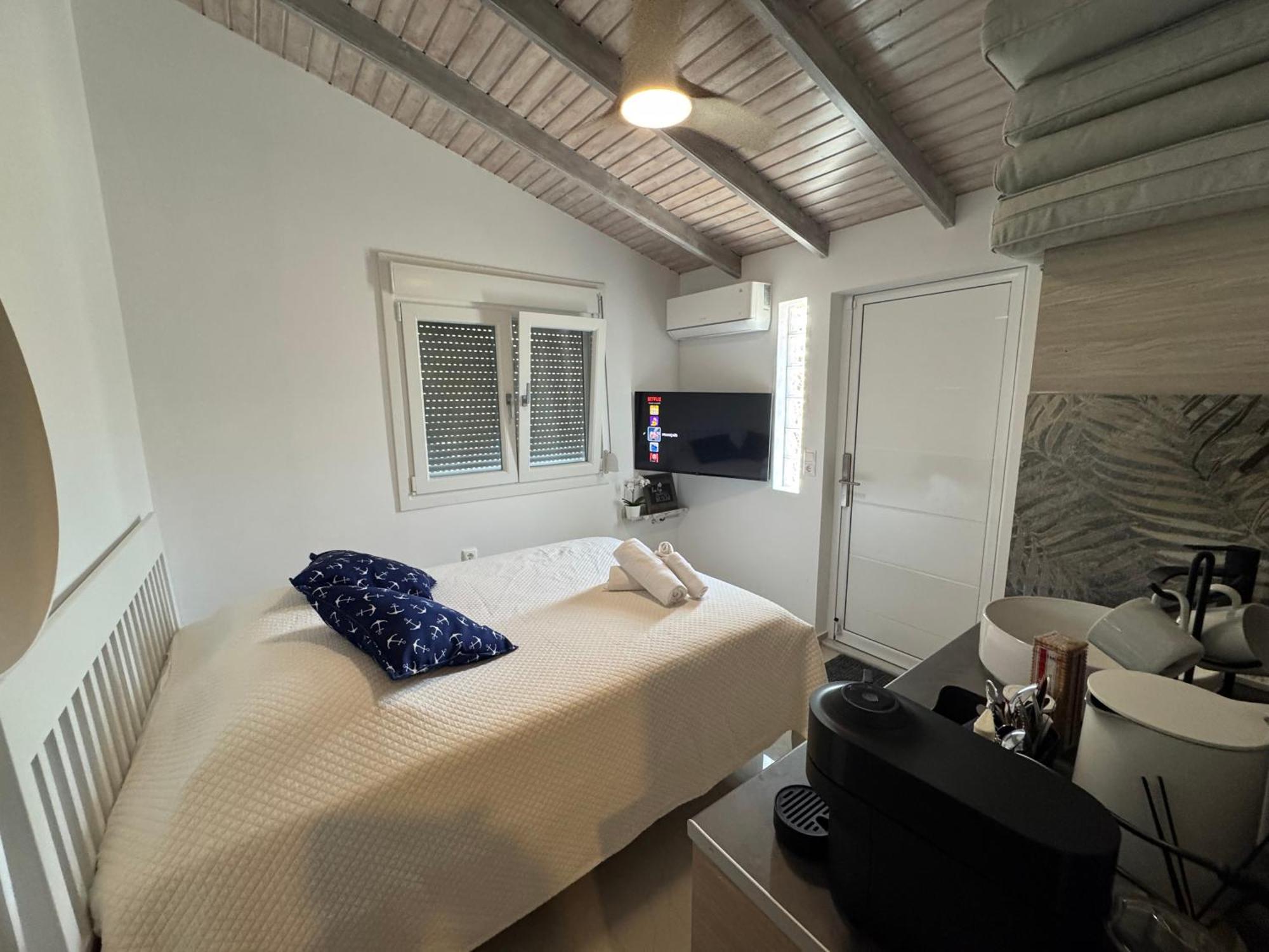Secret Garden Airport-Beach Villas 300M From Famous Davis Beach Artemida  Exterior photo